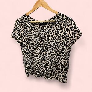 Cute creamy leopard print chunky button front top Sanctuary flowy